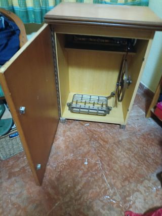 Máquina coser antigua con mueble