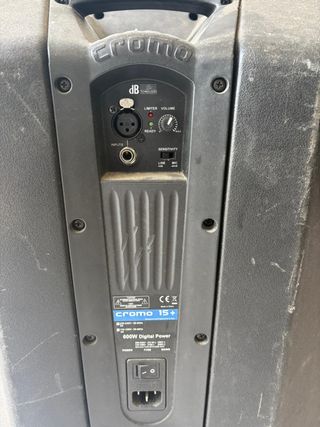 Altavoz autoamplificado de 600 W Y mesa de mezclas