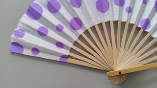 Abanico de bambú con lunares violeta
