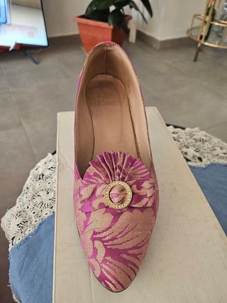 Zapatos fallera dorados y rosas