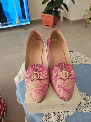 Zapatos fallera dorados y rosas