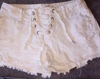 1 minifalda vaquera y un short blanco