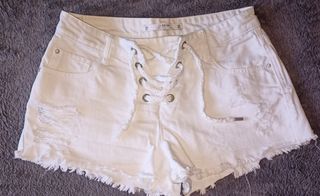 1 minifalda vaquera y un short blanco