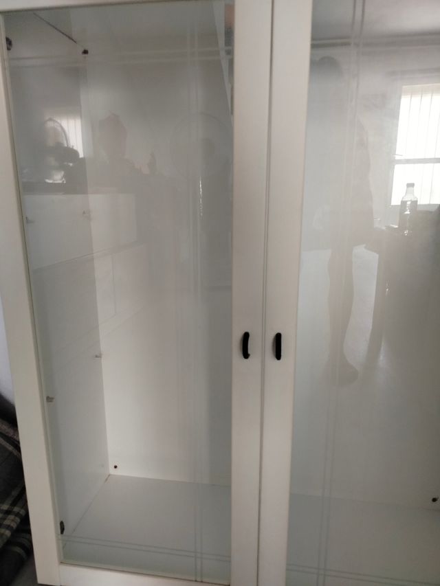 Vitrina blanca de madera y cristal