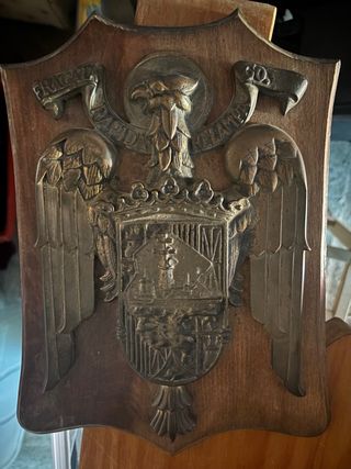 Metopa antigua escudo águila