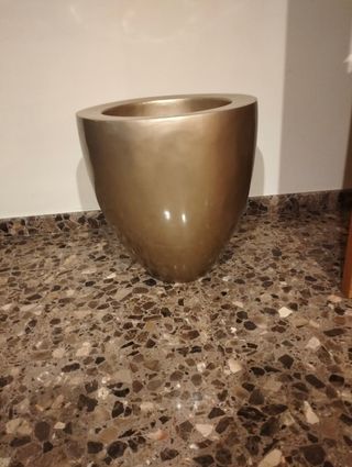 Macetero dorado para plantas o flores