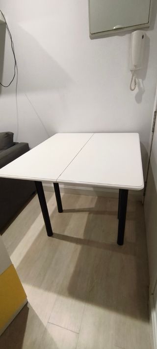 Mesa plegable blanca y negra