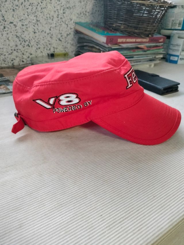 Gorra Ferrari roja F1