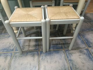 Mesa cocina extensible + 2 sillas + 3 taburetes