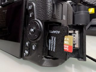 Nikon D5600 + 2 objetivos + SD