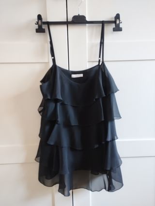 Top negro gasa tirantes, ideal para estas fiestas.