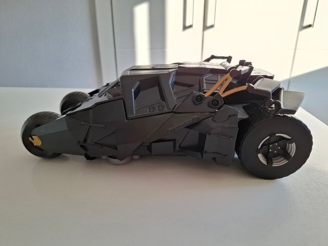 Batman con Batmóvil y su moto