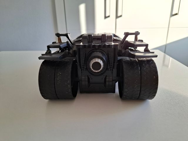 Batman con Batmóvil y su moto