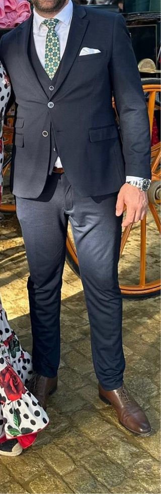 Traje caballero azul marino
con camisa blanca