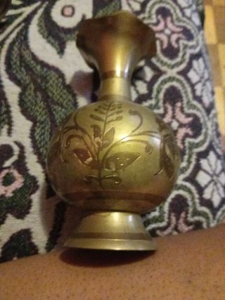 Vaso antigo de metal dourado