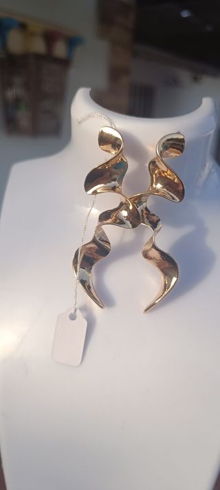 Pendientes dorados | Diseño elegante