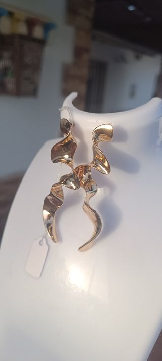 Pendientes dorados | Diseño elegante