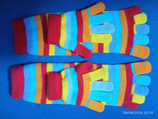 Calcetines y guantes a rayas