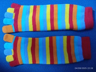 Calcetines y guantes a rayas