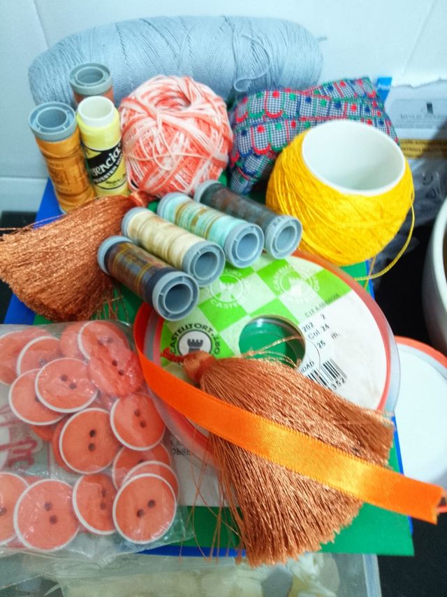 Lote de mercería: hilos , botones,pasamanerias...