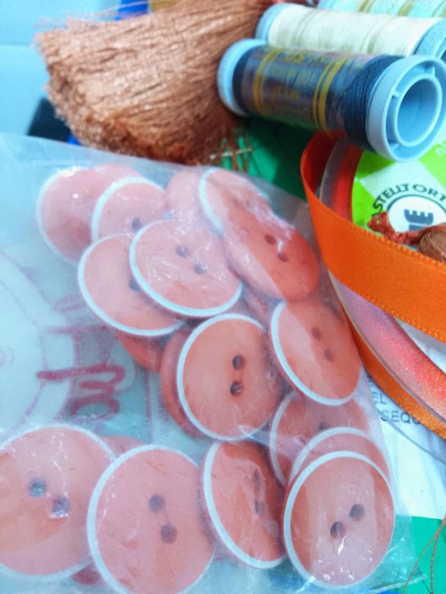 Lote de mercería: hilos , botones,pasamanerias...