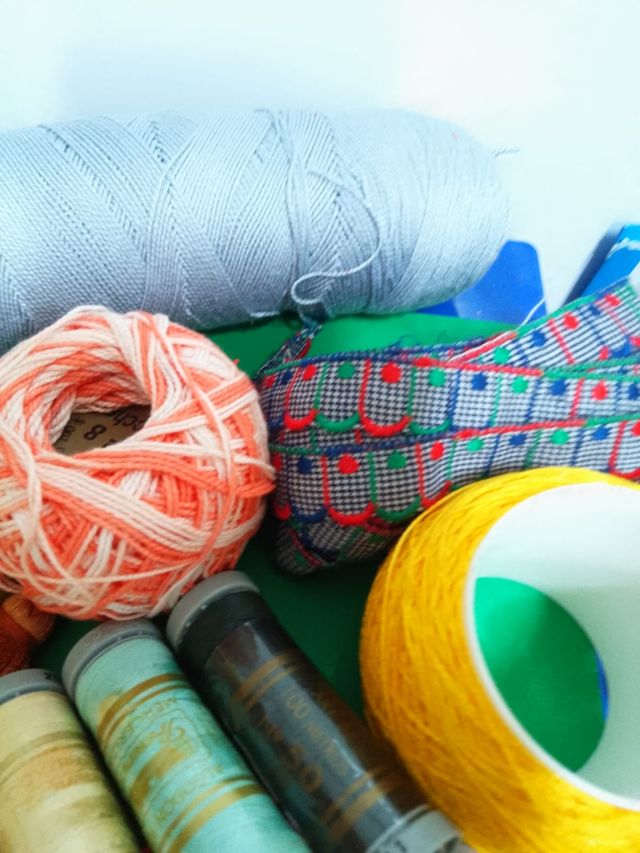 Lote de mercería: hilos , botones,pasamanerias...