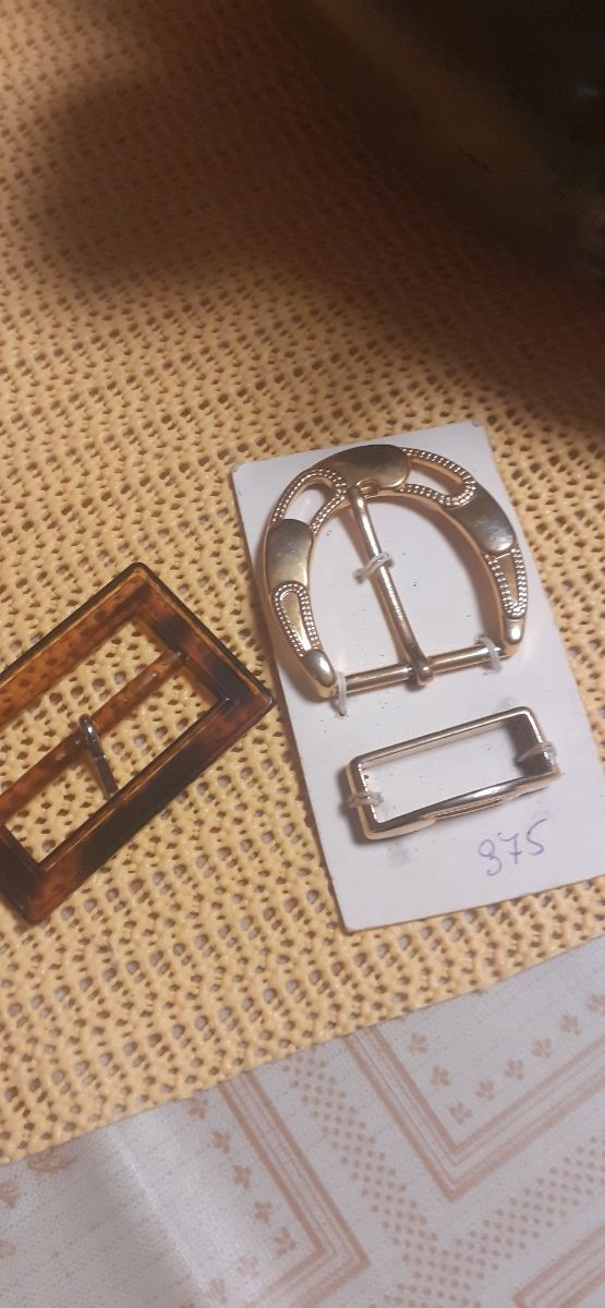 Lote de mercería: hilos , botones,pasamanerias...