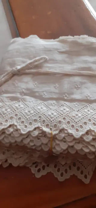 Lote de mercería: hilos , botones,pasamanerias...