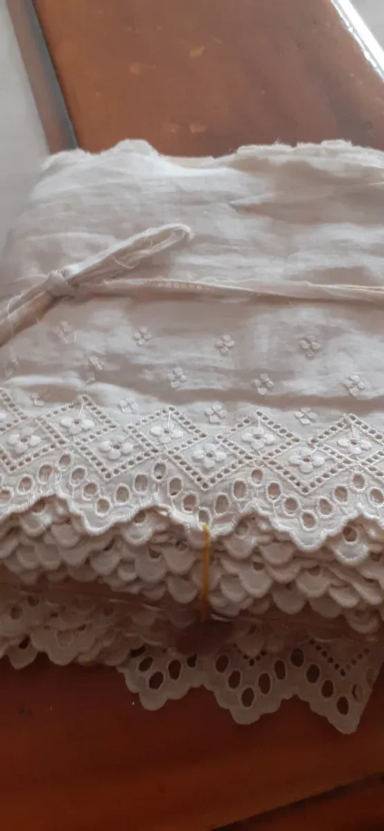 Lote de mercería: hilos , botones,pasamanerias...