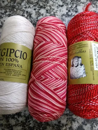 Lote de mercería: hilos , botones,pasamanerias...