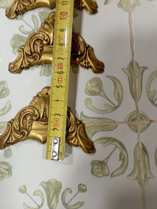 Antiguas cantoneras decorativas metálicas.