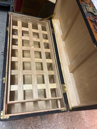 Baúl artesanal antiguo – Madera maciza tallada con