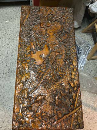 Baúl artesanal antiguo – Madera maciza tallada con