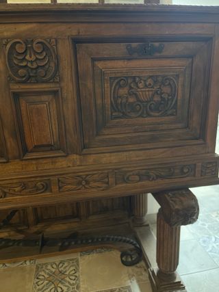 Mobili antichi in legno massello intagliato
