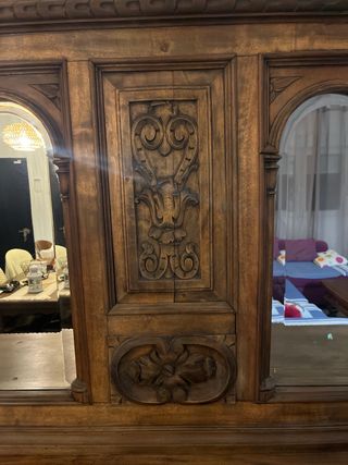 Mobili antichi in legno massello intagliato
