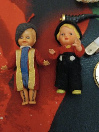 Lotto vintage: bambole, coltellino ecc. 