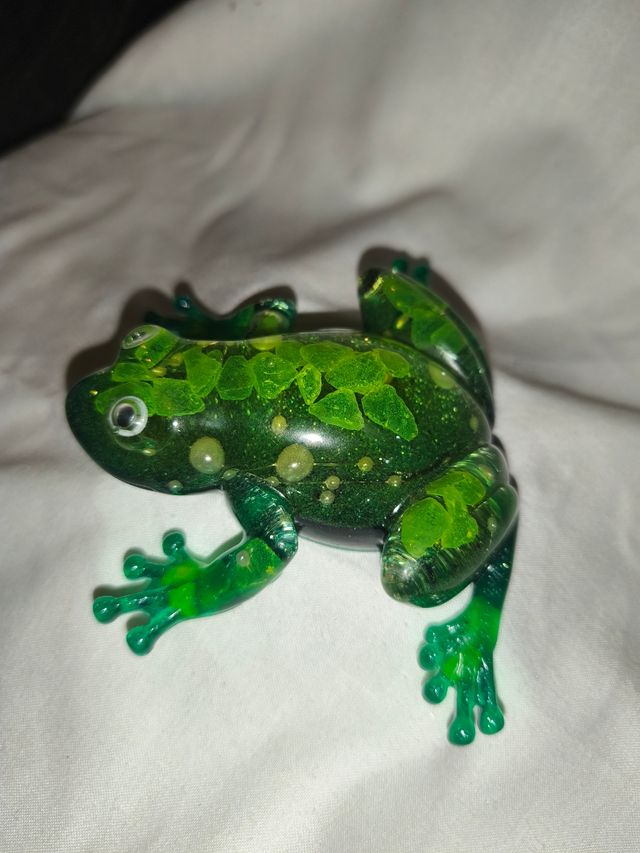 Rana de resina verde.... Julio.