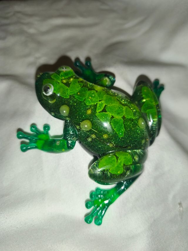 Rana de resina verde.... Julio.