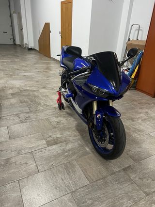 YAMAHA R6 - Moto Azul
