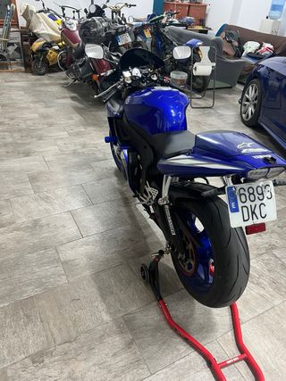 YAMAHA R6 - Moto Azul