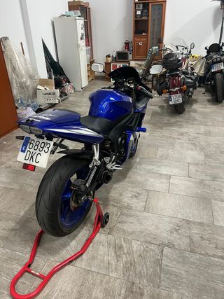 YAMAHA R6 - Moto Azul