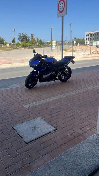 YAMAHA R6 - Moto Azul
