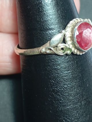 Anillo plata ley con rubí rojo facetado 