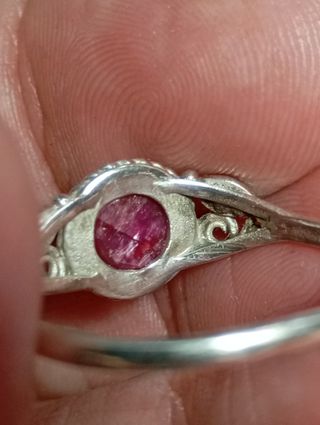 Anillo plata ley con rubí rojo facetado 