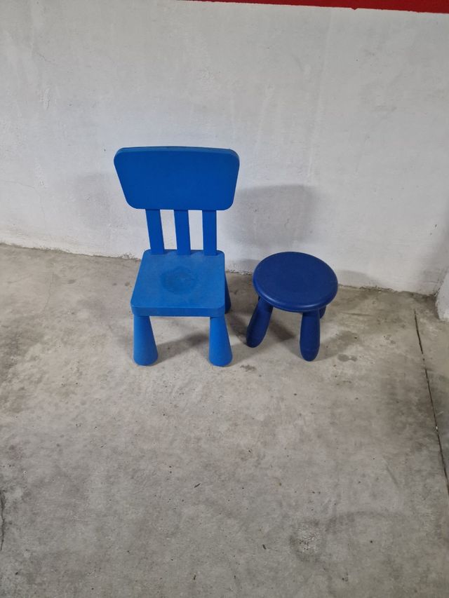 Silla y taburete infantiles azules