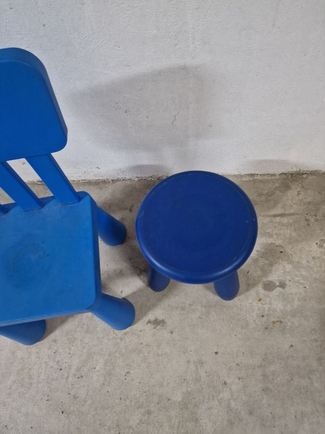 Silla y taburete infantiles azules