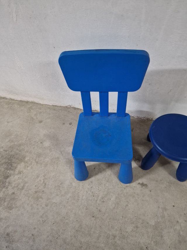 Silla y taburete infantiles azules