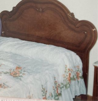 Cama matrimonio madera marrón.