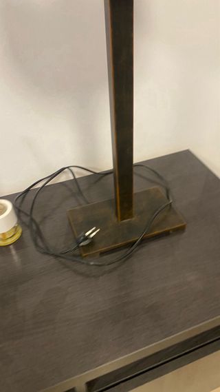 Lámpara de mesa gris y  blanca