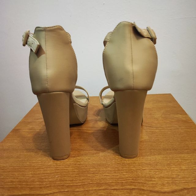 Tacones beige plataforma